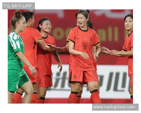 足球明星观看女足比赛视频感受深刻激励更多人关注女性足球发展